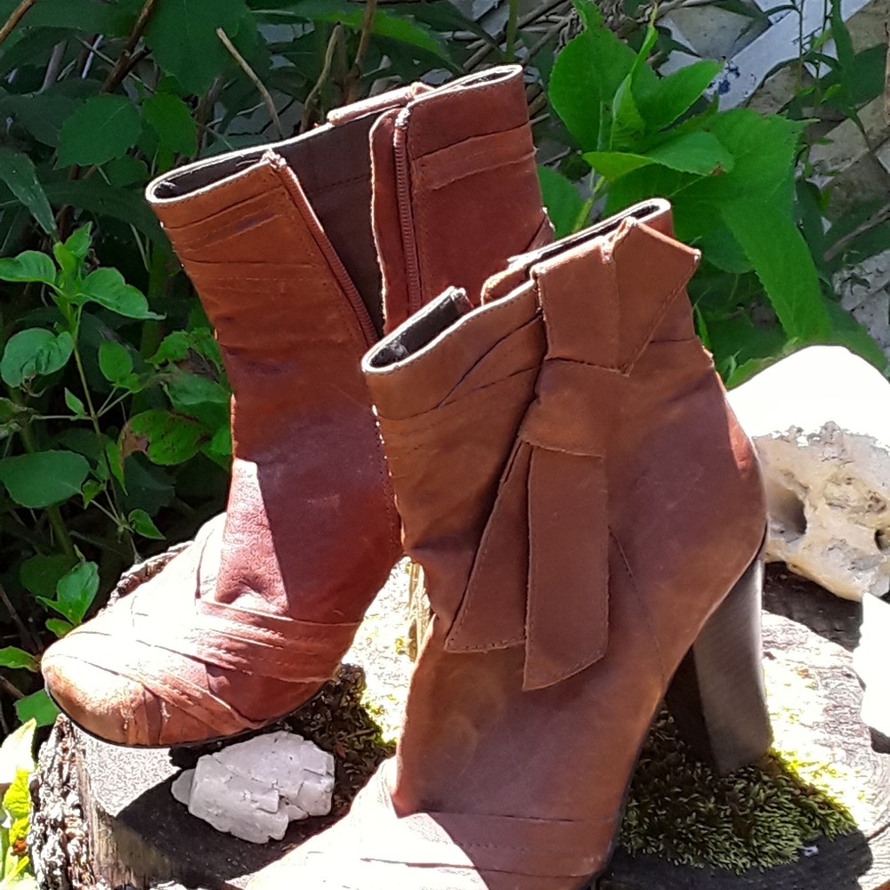 Sz 8  leather ankle boots